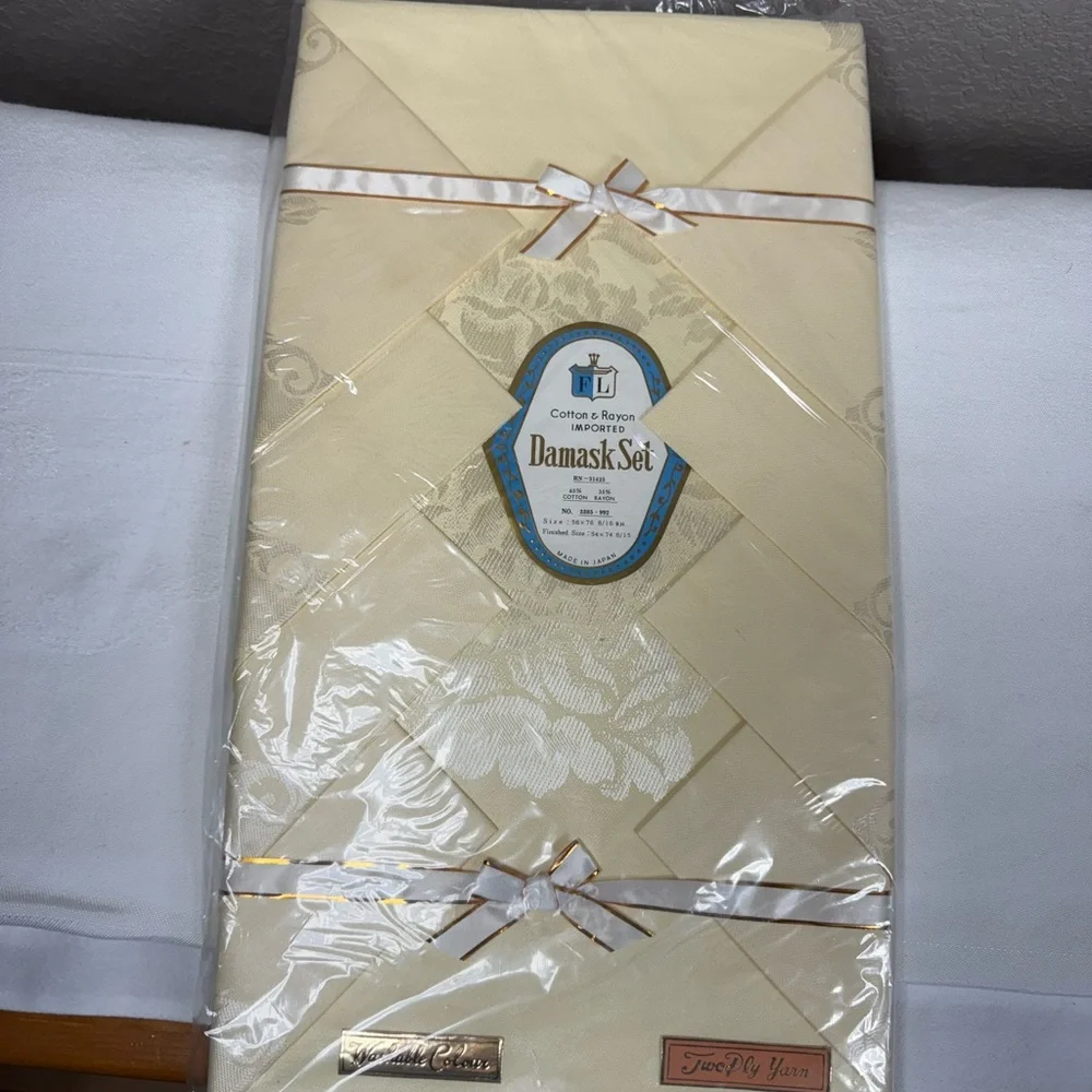 NWT Vintage Damask Table‎ Linens
